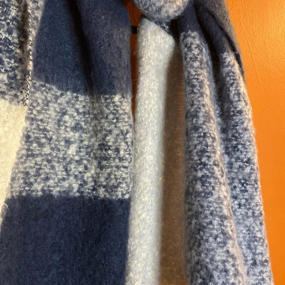 NWOT LOFT Plaid Boucle Scarf - Picture 4 of 6